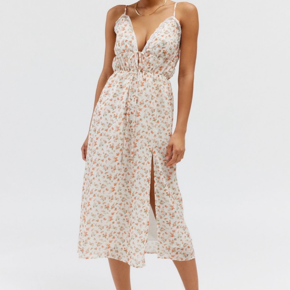 UO DAISY STREET RUCHED FLORAL MIDI DRESS